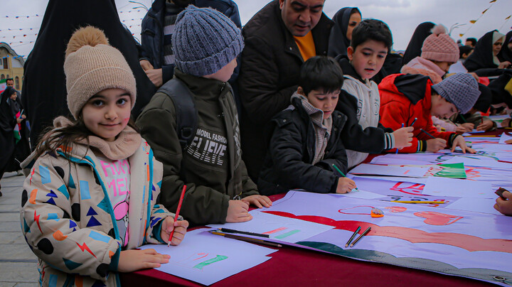 تصاویر/برپایی غرفه نسل بیدار به همت مدرسه علمیه سفیران هدایت علویون هدایت در میدان امام خمینی همدان