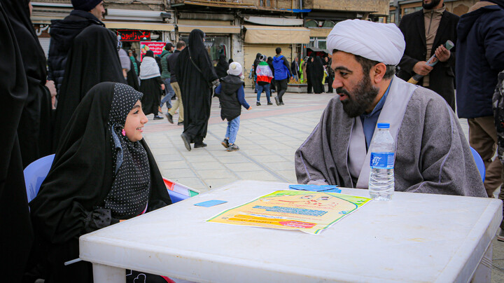 تصاویر/برپایی غرفه نسل بیدار به همت مدرسه علمیه سفیران هدایت علویون هدایت در میدان امام خمینی همدان