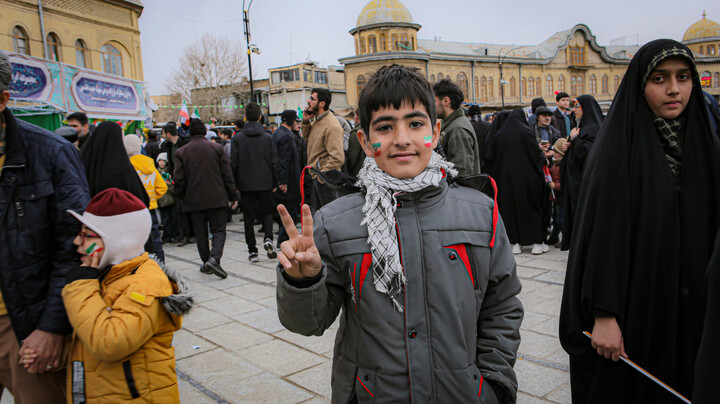 تصاویر/برپایی غرفه نسل بیدار به همت مدرسه علمیه سفیران هدایت علویون هدایت در میدان امام خمینی همدان