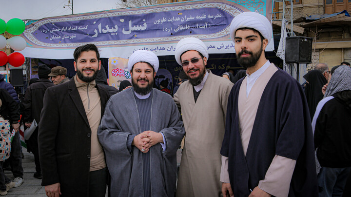 تصاویر/برپایی غرفه نسل بیدار به همت مدرسه علمیه سفیران هدایت علویون هدایت در میدان امام خمینی همدان