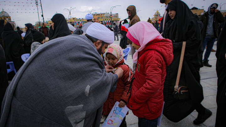 تصاویر/برپایی غرفه نسل بیدار به همت مدرسه علمیه سفیران هدایت علویون هدایت در میدان امام خمینی همدان