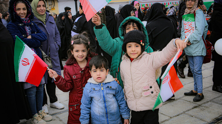 تصاویر/برپایی غرفه نسل بیدار به همت مدرسه علمیه سفیران هدایت علویون هدایت در میدان امام خمینی همدان