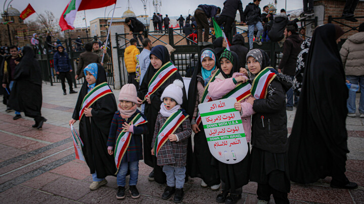 تصاویر/برپایی غرفه نسل بیدار به همت مدرسه علمیه سفیران هدایت علویون هدایت در میدان امام خمینی همدان