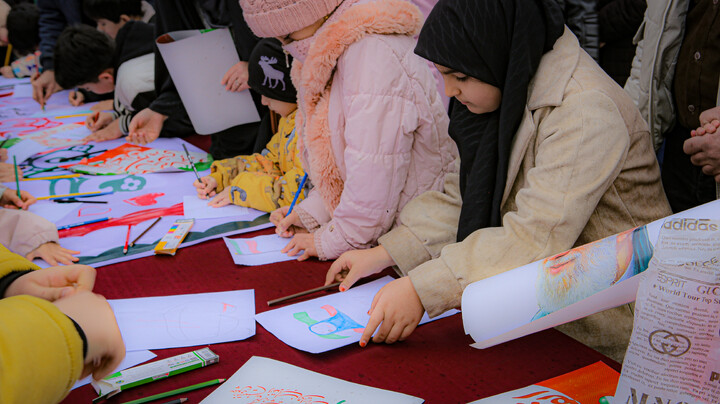 تصاویر/برپایی غرفه نسل بیدار به همت مدرسه علمیه سفیران هدایت علویون هدایت در میدان امام خمینی همدان