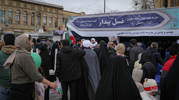 تصاویر/برپایی غرفه نسل بیدار به همت مدرسه علمیه سفیران هدایت علویون هدایت در میدان امام خمینی همدان