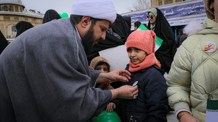 تصاویر/برپایی غرفه نسل بیدار به همت مدرسه علمیه سفیران هدایت علویون هدایت در میدان امام خمینی همدان