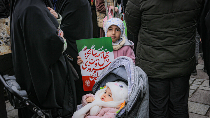 تصاویر/برپایی غرفه نسل بیدار به همت مدرسه علمیه سفیران هدایت علویون هدایت در میدان امام خمینی همدان