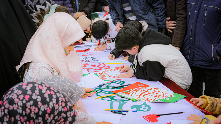 تصاویر/برپایی غرفه نسل بیدار به همت مدرسه علمیه سفیران هدایت علویون هدایت در میدان امام خمینی همدان