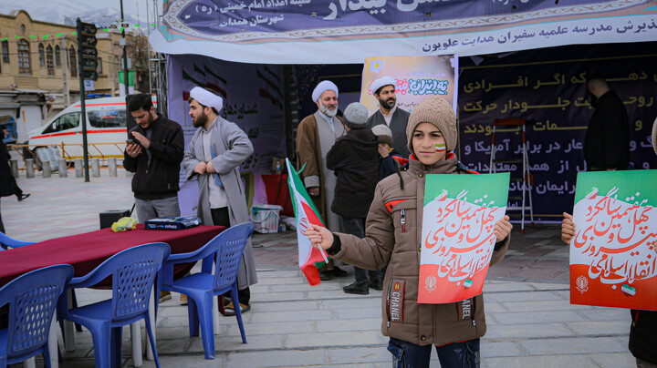 تصاویر/برپایی غرفه نسل بیدار به همت مدرسه علمیه سفیران هدایت علویون هدایت در میدان امام خمینی همدان