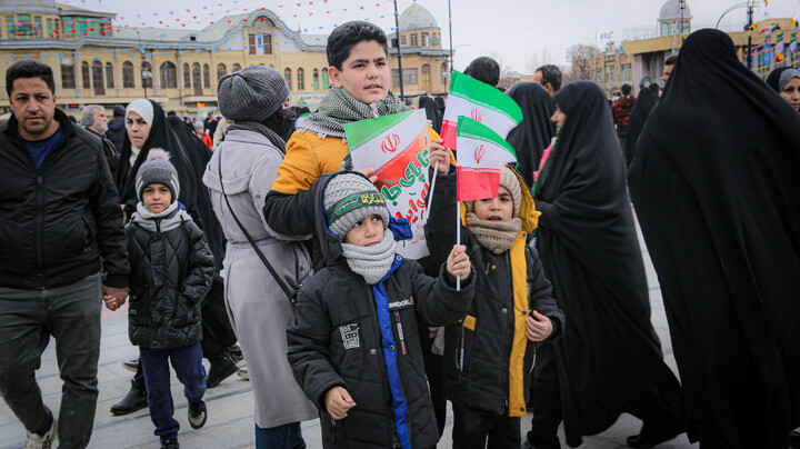 تصاویر/برپایی غرفه نسل بیدار به همت مدرسه علمیه سفیران هدایت علویون هدایت در میدان امام خمینی همدان