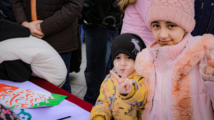 تصاویر/برپایی غرفه نسل بیدار به همت مدرسه علمیه سفیران هدایت علویون هدایت در میدان امام خمینی همدان