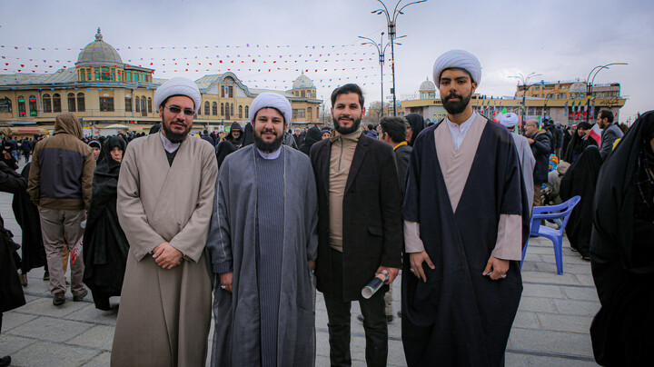 تصاویر/برپایی غرفه نسل بیدار به همت مدرسه علمیه سفیران هدایت علویون هدایت در میدان امام خمینی همدان