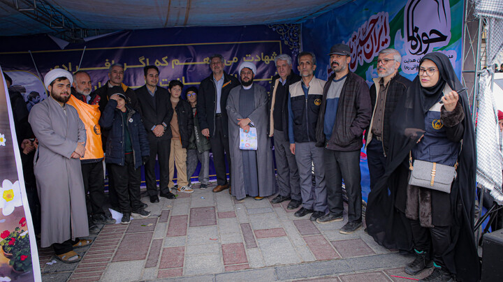 تصاویر/برپایی غرفه نسل بیدار به همت مدرسه علمیه سفیران هدایت علویون هدایت در میدان امام خمینی همدان