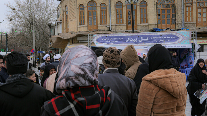 تصاویر/برپایی غرفه نسل بیدار به همت مدرسه علمیه سفیران هدایت علویون هدایت در میدان امام خمینی همدان