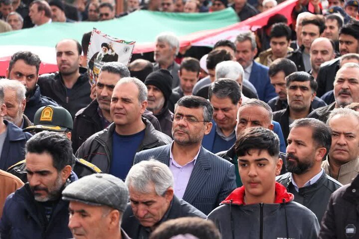 تصاویر /راهپیمایی پر شور مردم شهرستان بوئین زهرا در یوم‌الله ۲۲ بهمن ۱۴۰۴