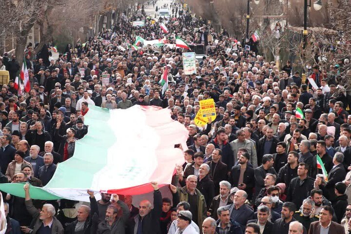 تصاویر /راهپیمایی پر شور مردم شهرستان بوئین زهرا در یوم‌الله ۲۲ بهمن ۱۴۰۴