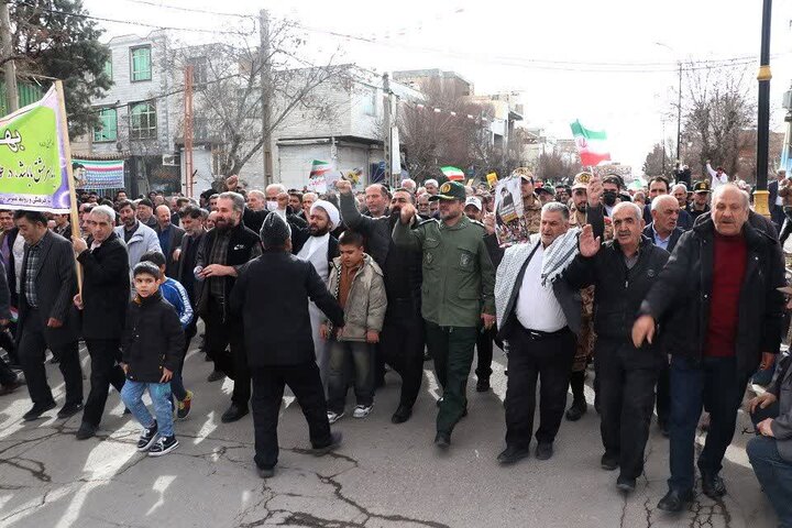 تصاویر /راهپیمایی پر شور مردم شهرستان بوئین زهرا در یوم‌الله ۲۲ بهمن ۱۴۰۴