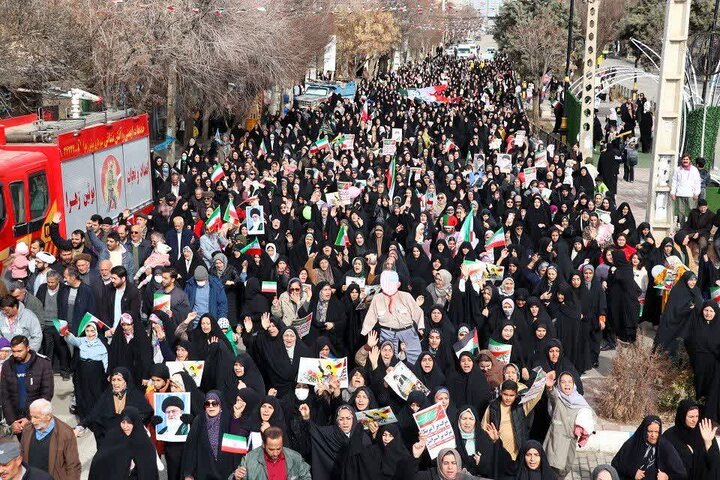 تصاویر /راهپیمایی پر شور مردم شهرستان بوئین زهرا در یوم‌الله ۲۲ بهمن ۱۴۰۴