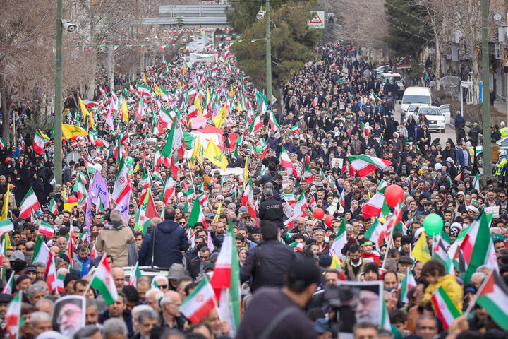 تصاویر /راهپیمایی پر شور مردم شهرستان بوئین زهرا در یوم‌الله ۲۲ بهمن ۱۴۰۴