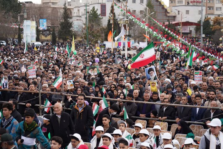 تصاویر/راهپیمایی حماسی مردم خرم آباد در یوم الله ۲۲ بهمن