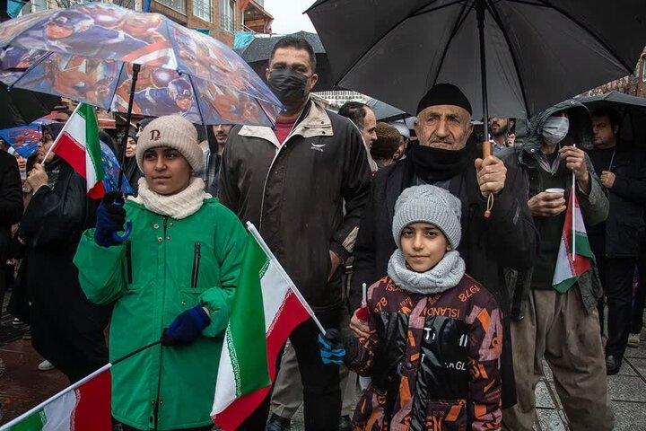 تصاویر/ حضور مردم سنندج در یوم الله 22 بهمن (بخش دوم)