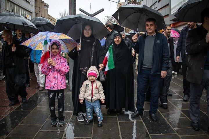 تصاویر/ حضور مردم سنندج در یوم الله 22 بهمن (بخش دوم)