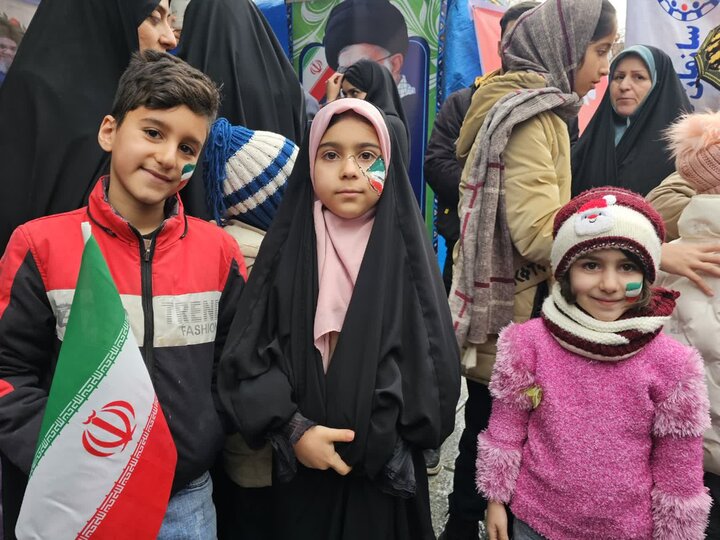 تصاویر/ حضور مردم سنندج در یوم الله 22 بهمن (بخش دوم)