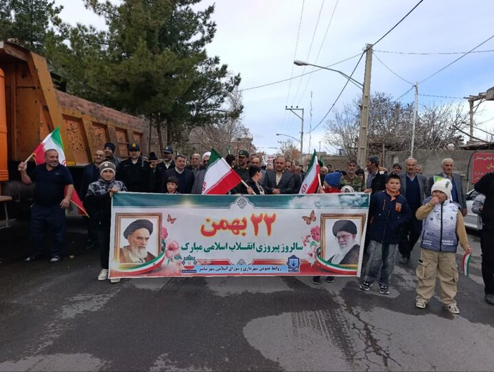 تصاویر/حضور حماسی مردم ولایت مدار شهر نیاسر در راهپیمایی ۲۲ بهمن