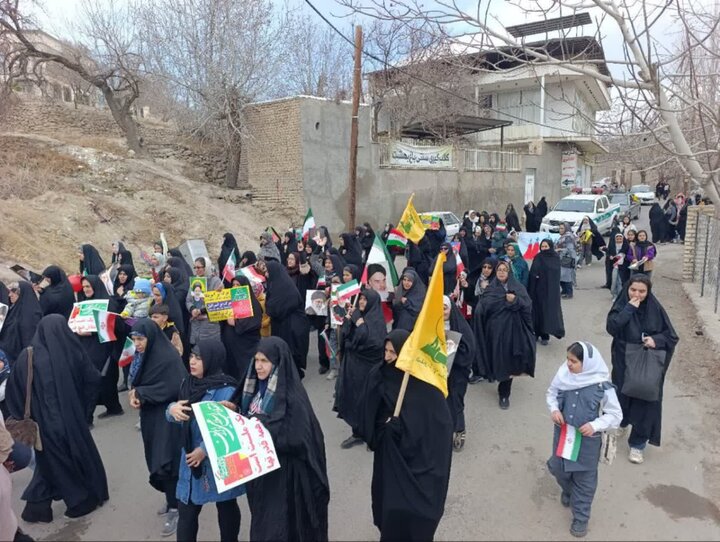 تصاویر/حضور حماسی مردم ولایت مدار شهر نیاسر در راهپیمایی ۲۲ بهمن