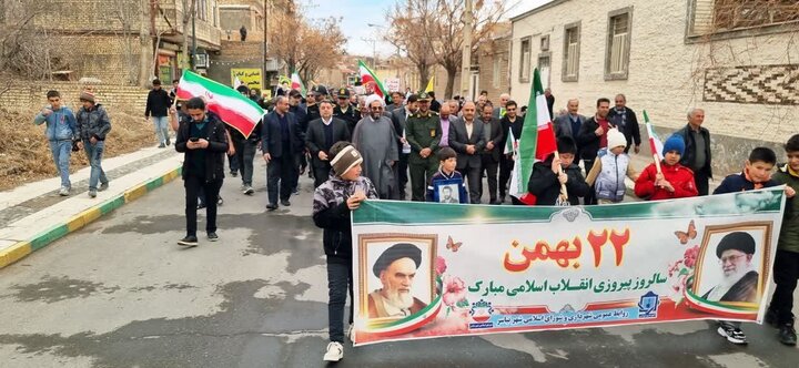 تصاویر/حضور حماسی مردم ولایت مدار شهر نیاسر در راهپیمایی ۲۲ بهمن