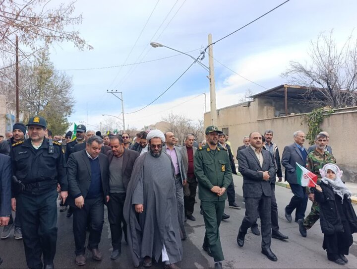 تصاویر/حضور حماسی مردم ولایت مدار شهر نیاسر در راهپیمایی ۲۲ بهمن