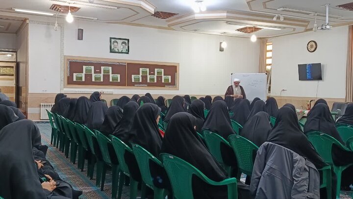 تصاویر/ جشن سالگرد پیروزی انقلاب در مدرسه علمیه حضرت زینب(س) کرمان