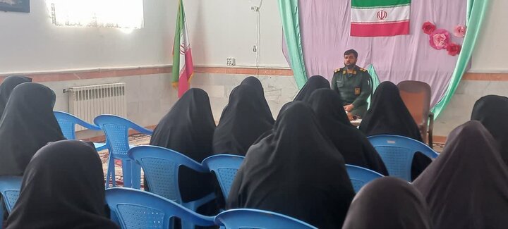 تصاویر/ نشست سیاسی بصیرتی در مدرسه‌ علمیه‌ فاطمه‌ الزهرا‌(س) کشکوئیه
