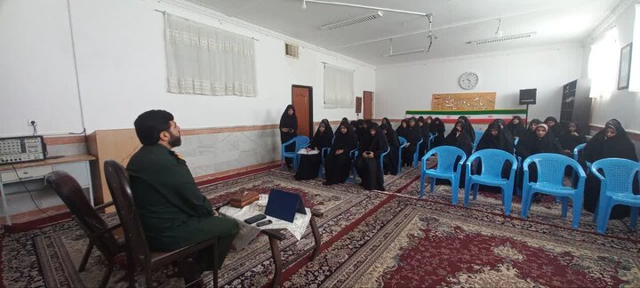 تصاویر/ نشست سیاسی بصیرتی در مدرسه‌ علمیه‌ فاطمه‌ الزهرا‌(س) کشکوئیه