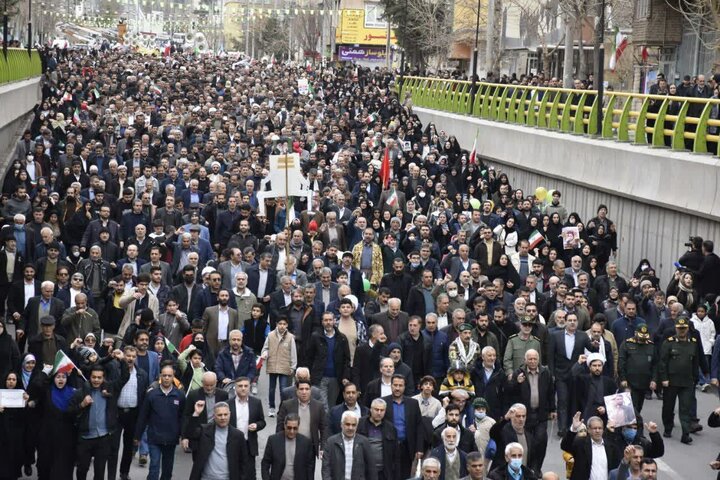 تصاویر/خروش مردم ایلام در یوم‌الله ۲۲ بهمن