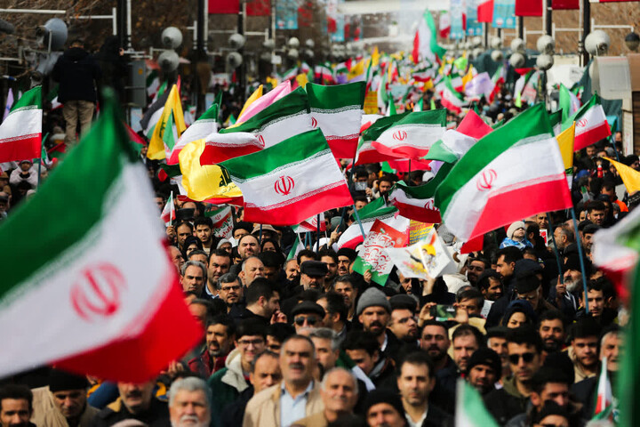 تصاویر | خروش مردم انقلابی در راهپیمایی یوم الله ۲۲ بهمن ماه در زنجان