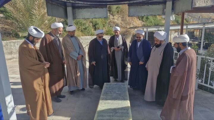 تجدید میثاق مدیران حوزه‌های علمیه کرمان با شهدا در گلزار شهدای کرمان