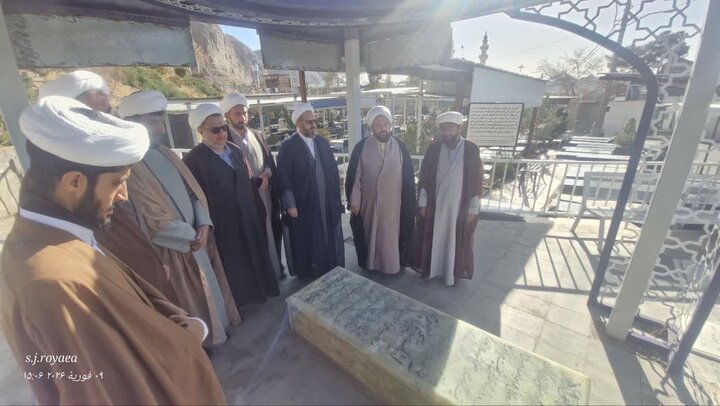 تجدید میثاق مدیران حوزه‌های علمیه کرمان با شهدا در گلزار شهدای کرمان