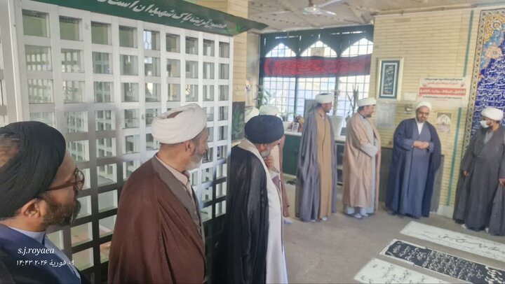 تجدید میثاق مدیران حوزه‌های علمیه کرمان با شهدا در گلزار شهدای کرمان