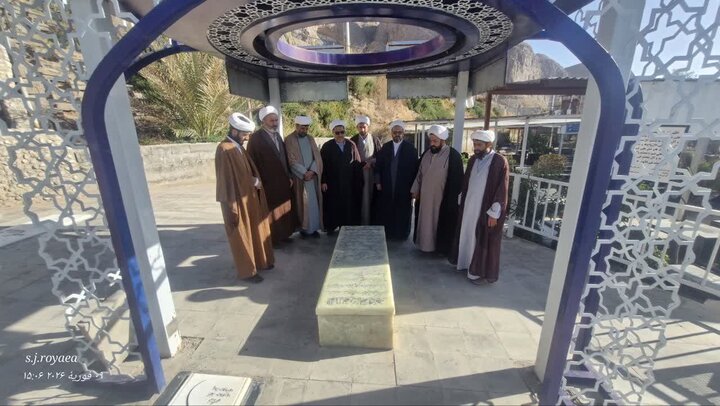 تجدید میثاق مدیران حوزه‌های علمیه کرمان با شهدا در گلزار شهدای کرمان