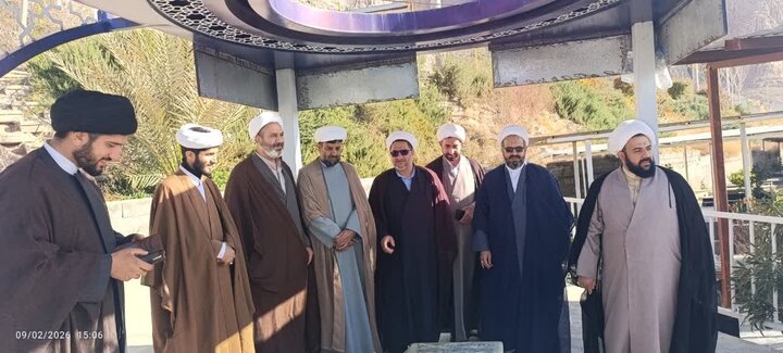 تجدید میثاق مدیران حوزه‌های علمیه کرمان با شهدا در گلزار شهدای کرمان