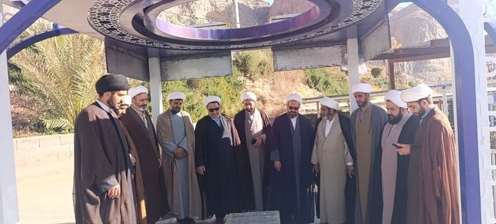 تجدید میثاق مدیران حوزه‌های علمیه کرمان با شهدا در گلزار شهدای کرمان