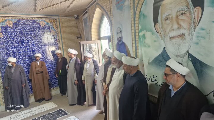 تجدید میثاق مدیران حوزه‌های علمیه کرمان با شهدا در گلزار شهدای کرمان