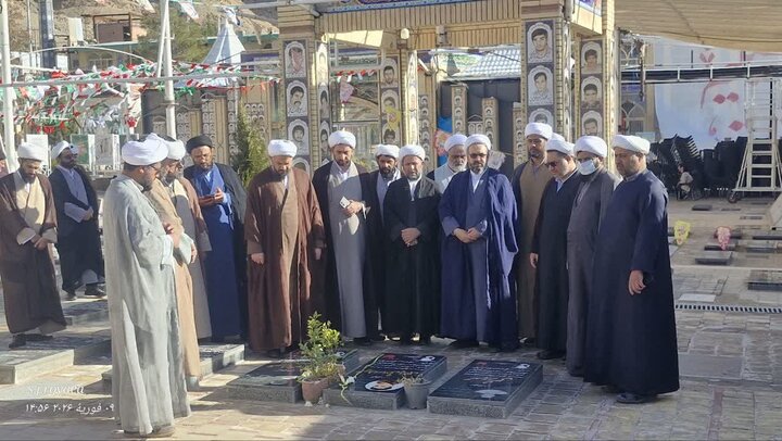 تجدید میثاق مدیران حوزه‌های علمیه کرمان با شهدا در گلزار شهدای کرمان