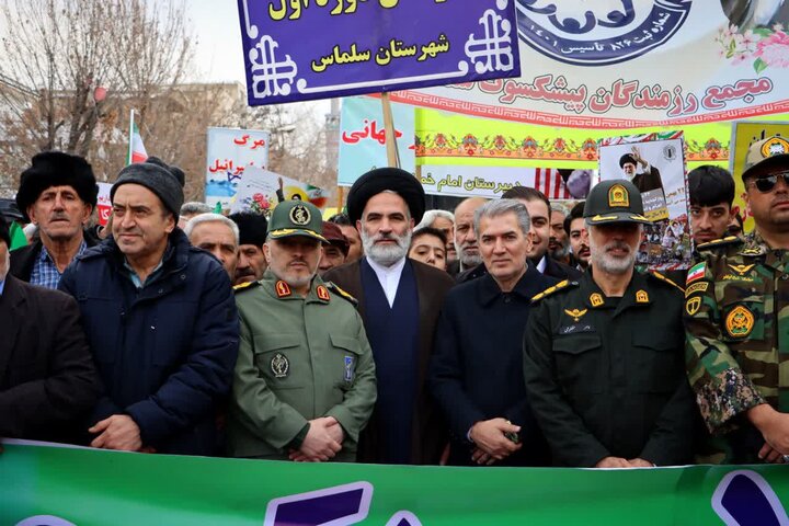 تصاویر/ حضور پرشور مردم سلماس در راهپیمایی ۲۲ بهمن