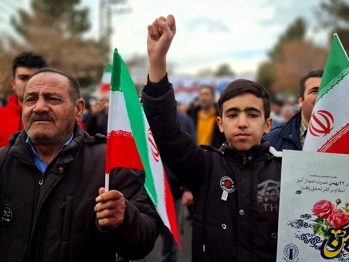 تصاویر/ حضور پرشور مردم سلماس در راهپیمایی ۲۲ بهمن