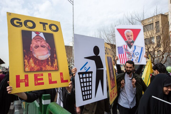 مشاركة أهالي العاصمة طهران في مسيرات «22 بهمن»