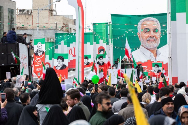 مشاركة أهالي العاصمة طهران في مسيرات «22 بهمن»