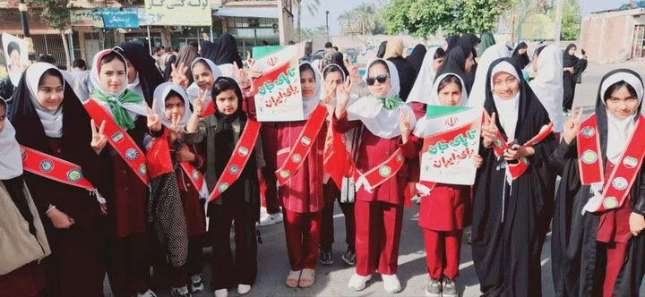 حضور حماسی و پر شور دانش آموزان مدارس شهر علی آباد عمران به همراه کادر آموزشی و تربیتی در راهپیمایی ۲۲بهمن ۱۴۰۴