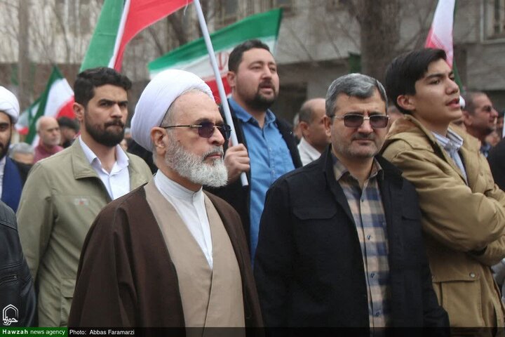 Ayatullah A‘rafi ashiriki katika matembezi ya kuzivunja nguvu za adui ya 22 Bahman